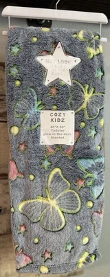 Acogedora manta Kidz 40” X 50” que brilla en la oscuridad, mariposas y estrellas, nueva con etiquetas Foto 1 de 4