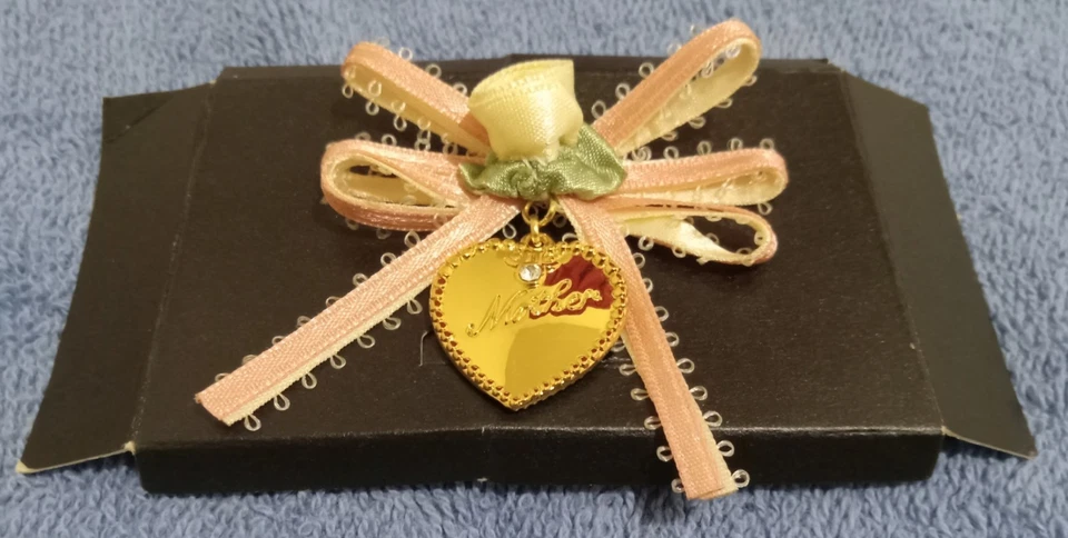 Broche prendedor AVON "Madre" tono dorado en forma de corazón cinta rosa blanca grabado Foto 1 de 1