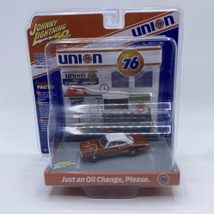 1970 DODGE & "UNION 76" INTERIOR DIORAMA 1/64 JOHNNY LIGHTNING JLDR007 - Picture 1 of 5