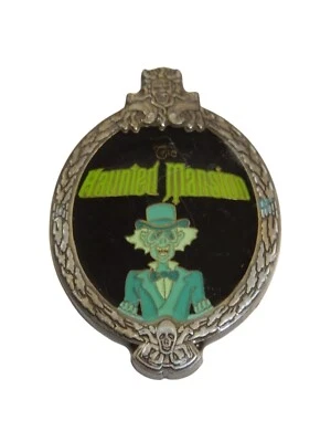 Walt Disney's The Haunted Mansion Oval Mirror with Ghost Trading Pin  Foto 1 de 4