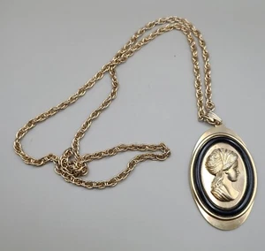 Vintage Avon goldfarbene viktorianische Stil Kamee 2,25" Anhänger 24" Kette Halskette signiert  - Bild 1 von 8