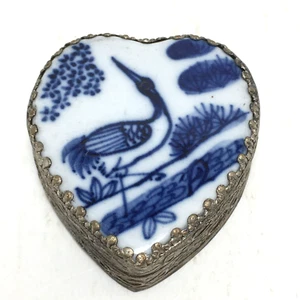 Flow Blue crane porcelain top Heart Shape trinket pill box w/ mirror silver edge - Bild 1 von 17