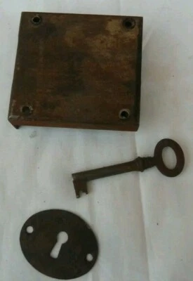 ANCIENNE SERRURE AVEC CLEF ( 1 tour) AVEC CACHE TROU - Photo 1/4
