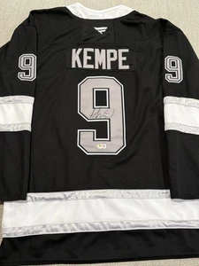 Camiseta deportiva de hockey firmada autografiada por Adrian Kempe de los Angeles Kings de Beckett certificado de autenticidad - Imagen 1 de 2