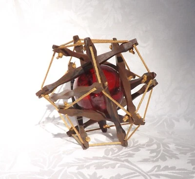 Rompecabezas The Philosopher's Knot de Futuristix Products bola de vidrio rojo Foto 1 de 4