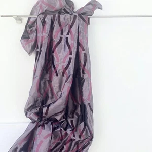"design tessuto!1,70 M. RIALTO* 100% seta lussureggiante ricamata viola Nya Nordiska - Foto 1 di 10