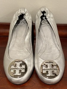 Tory Burch silberne Leder-Ballerinas Größe 8M Logo vorne gebraucht, in einwandfreiem Zustand - Bild 1 von 5