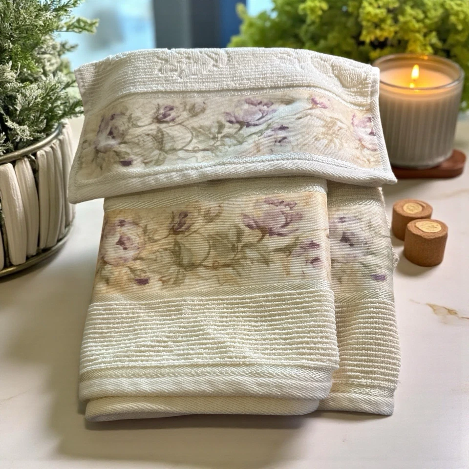 Juego de 3 manos, lavado y toalla de baño con textura púrpura Croscill Concerto Rose Script Foto 1 de 4