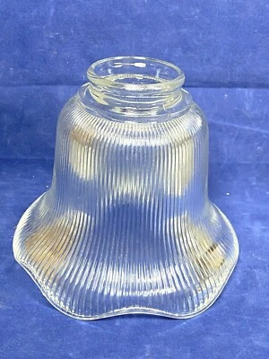 Винтажный рифленый голофановый светлый абажур с зубчатым краем, без сколов или трещин - Изображение 1 из 4