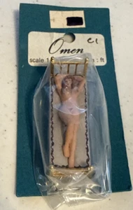 Omen Maßstab 1/43 Miniatur Personen Figuren Dame liegend im Bett Akt - Bild 1 von 2