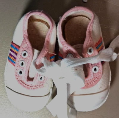无品牌粉色和白色帆布网球鞋婴儿尺寸1美国制造 — 第 1/2 张图片