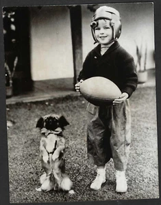 SHIRLEY TEMPLE VINTAGE ORIGINAL PHOTO YOUNG ACTRESS POSING WITH LITTLE DOG 🖤🤍 - Picture 1 of 2