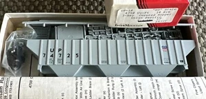 InterMountain HO Kit UP-10 4750 Cu Ft 3-Bay Cov Hopper Union Pacific 74725 - Picture 1 of 4