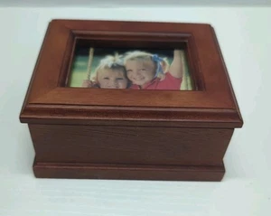 Caja de música de madera San Francisco Music Box Co reproduce para eso están los amigos - Imagen 1 de 12