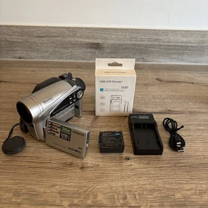 Hitachi DVDCAM DZ-GX5060E Handheld Mini DVD Camcorder Silver FULLY TESTED GWO - Picture 1 of 15