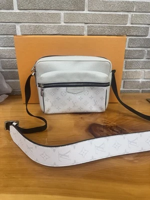 Bandolera Louis Vuitton Avenue Monograma Eclipse Reverso MA0252 Foto 1 de 4