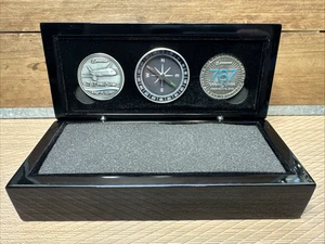 Boeing 787 Dreamliner Teammitglied Münze (2 davon) & Kompass Display Box - Bild 1 von 5
