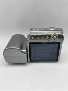 Nikon Coolpix S4 6,0 megapixel fotocamera digitale - argento SOLO PEZZI DI RICAMBIO/RIPARAZIONE - schermo nero - Foto 1 di 15