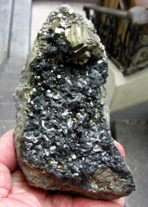 TENANTITE CRISTALLI BRILLANTI con PIRITE SCINTILLANTI sparsi su MATRICE dal PERUVIANO. - Foto 1 di 12