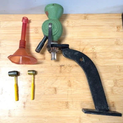 Medida de polvo universal de recarga Redding en soporte con 2 cucharadas y embudo Foto 1 de 4