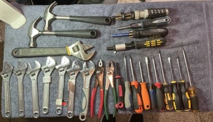 Lot Of 25 Adjustable Wrenches, Pliers, Hammers & Ratcheting Screwdrivers - Picture 1 of 10
