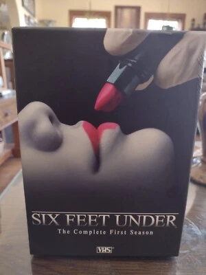 Six Feet Under - The Complete First Season (VHS, 2003, 5 VHS Set) Fully Tested  - Imagem 1 de 4