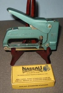 Pistola grapadora manual de mano verde verde vintage Swingline 101 EE. UU. resistente con grapas - Imagen 1 de 5