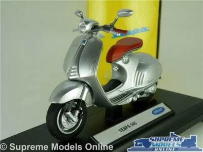 VESPA 946 SCOOTER MODEL MOPED BIKE SILVER 1:18 SIZE MODERN WELLY T3 - Image 1 of 4