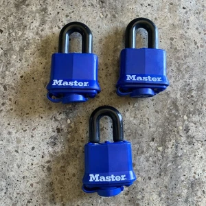 Master Lock robuste unter Feuer gummibeschichtete Schlösser 3 Stück gleichschließend mit 2 Schlüsseln - Bild 1 von 4