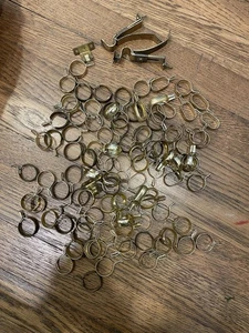 Konvolut Vintage Messing Optik Cafe Gardinenstange Ringe Klemme Klemmclips Ringe - Bild 1 von 3