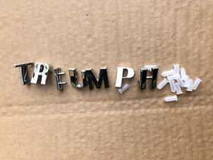 Triumph Chrome Badge Letter Set & Original Clips Spitfire GT6 Herald Vitesse - Foto 1 di 7