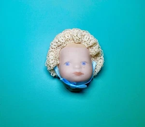 VINTAGE Biskuitporzellan Puppenkopf Brosche Anstecknadel Spitze Haube blaue Augen gruselig süß - Bild 1 von 3