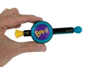 Kleinster Bop It der Welt! Das klassische Spiel von Bop It, Twist It, Pull It in Min... - Bild 1 von 1