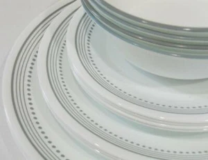 ❤️ NUEVO 16 piezas Juego de Vajilla Corelle GRIS MÍSTICO BORDE DE BANDAS Y PUNTOS GRISES SUAVES - Imagen 1 de 6