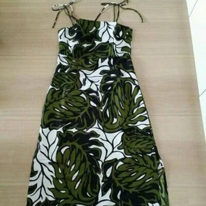 Manuheali‘i Dress Green store in Hawaii. - Picture 1 of 2