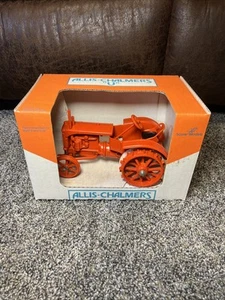 1/16 Allis Chalmers U Tractor Metal Casting NIB - Picture 1 of 7