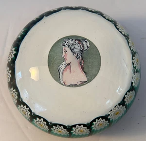 Pisapapeles Baccarat inusual, imagen de una mujer con bastones Millefiori, firmado - Imagen 1 de 3