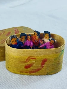 6 alte GUATEMALKISCHE SORGENPUPPEN Ärgerpuppen in Holzkiste Handarbeit - Bild 1 von 7