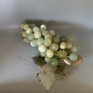 Racimo de uva verde jade pesado de colección años 60, fantástico estado. "50+ piezas, 10""" - Imagen 1 de 13
