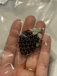 SWAROVSKI ROTE GLAS CABOCHON KRISTALL ERDBEERE BROSCHE **ein Ohrstecker fehlt** - Bild 1 von 4