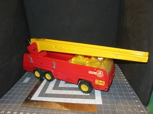 Camión de bomberos vintage con escalera de plástico y acero prensado Tonka #34 - Imagen 1 de 9