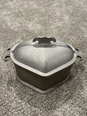 Tostador de olla triángulo de aluminio en forma de corazón Guardian Service Ware de colección con tapa Foto 1 de 4