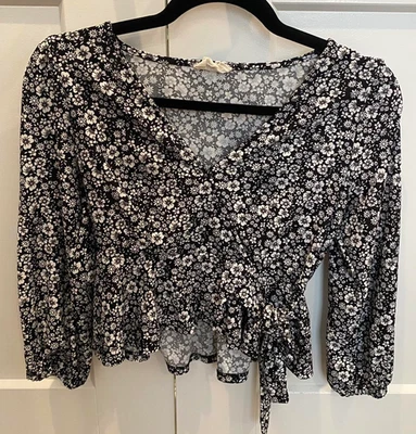 Top envolvente floral blanco y negro Meraki (ligeramente recortado) Foto 1 de 4