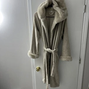 Bata de felpa Pottery Barn para mujer Sherpa ribete tostado con capucha cinturón lujo spa acogedora - Imagen 1 de 6