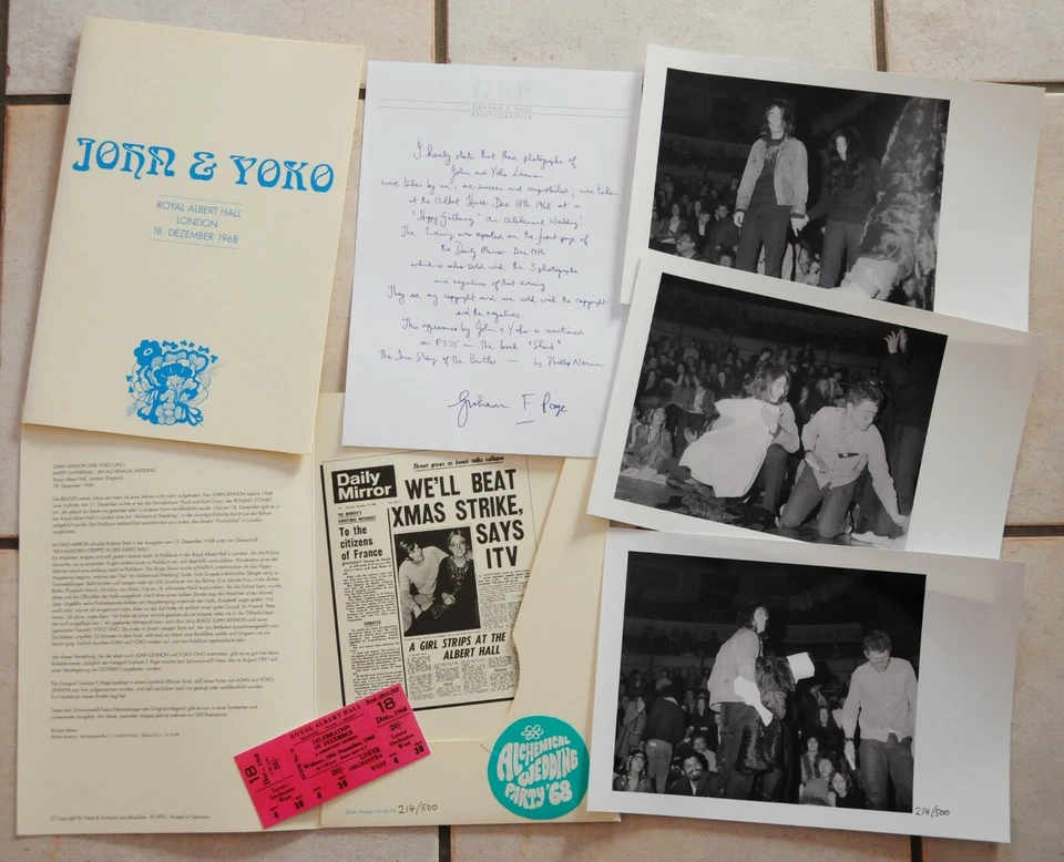 John Lennon & Yoko, London 1968, Photo folder with 3 Photographs Ticket Beatles - Image 1 of 1