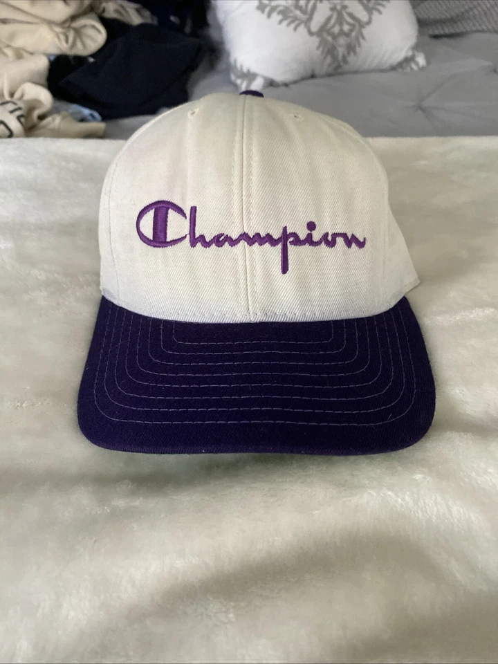 Boné vintage anos 90 CHAMPION SCRIPT SPELLOUT SNAPBACK BRANCO ROXO COSTURADO LOGOTIPO EUA - Imagem 1 de 4