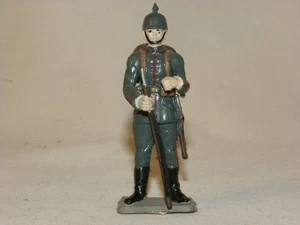 VINTAGE ALTE STARLUX KUNSTSTOFF FIGUR DEUTSCHER SOLDAT MIT SPITZENHELM - Bild 1 von 8