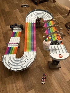 Hot Wheels Mario Kart Rainbow Road Raceway Set mit 4 Autos im Maßstab 1:64 - komplett - Bild 1 von 11