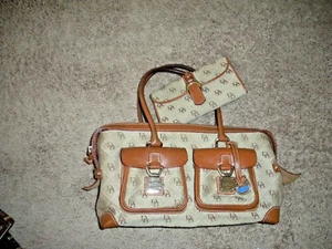Vintage Dooney & Bourke hellbraune Schultertasche aus Leinwand und Leder mit Geldbörse - Bild 1 von 3