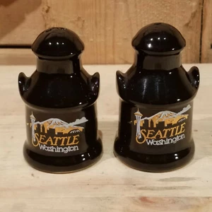 Salero y pimentero con forma de cubo de leche temático de Seattle negro - Granero elegante - Imagen 1 de 12